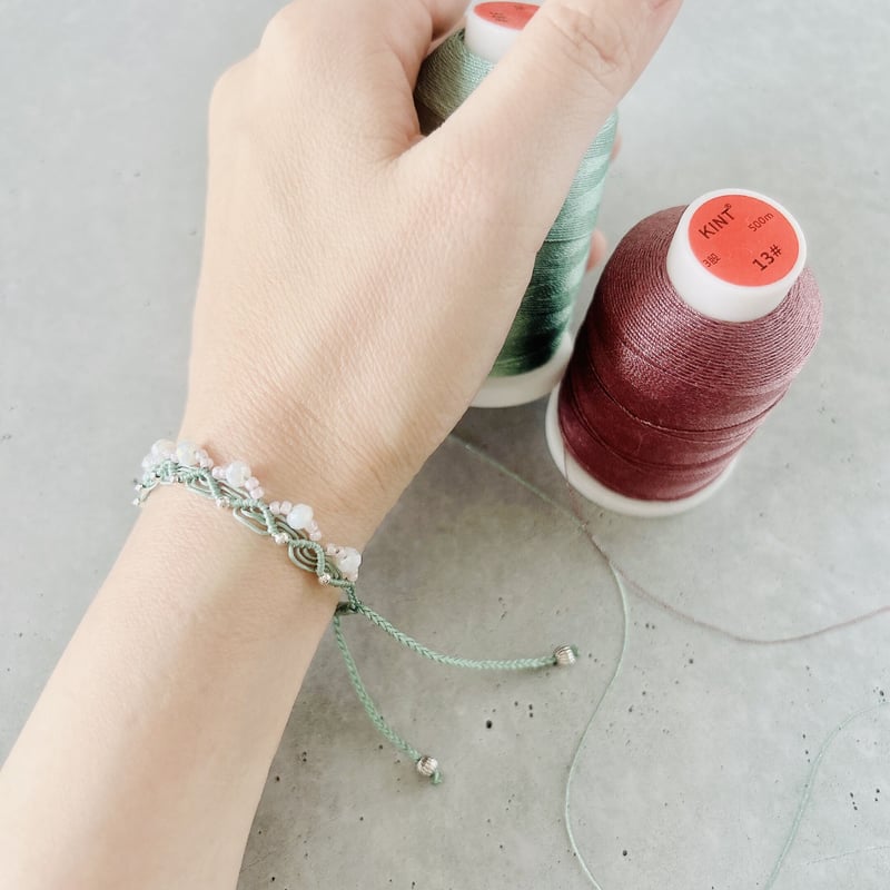 ビーズと紐のフリルブレスレット＊シーグリーン＊ ミサンガ風 | ALBA