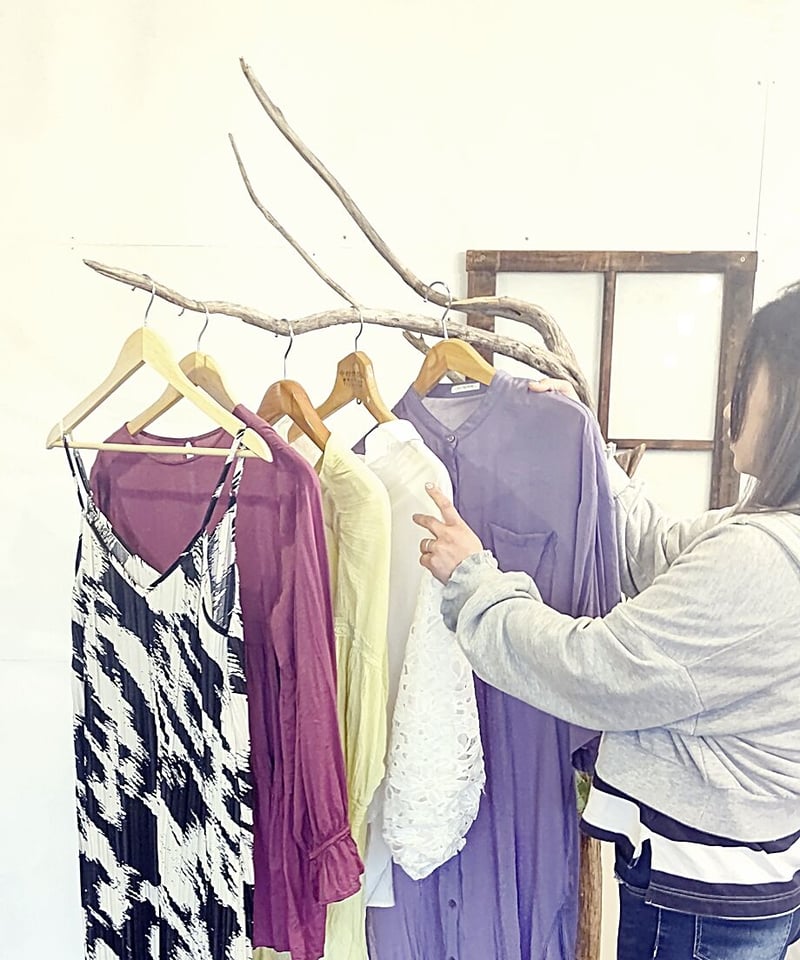 エリア限定配送商品 豪快すぎる！流木のスタンドハンガーラック