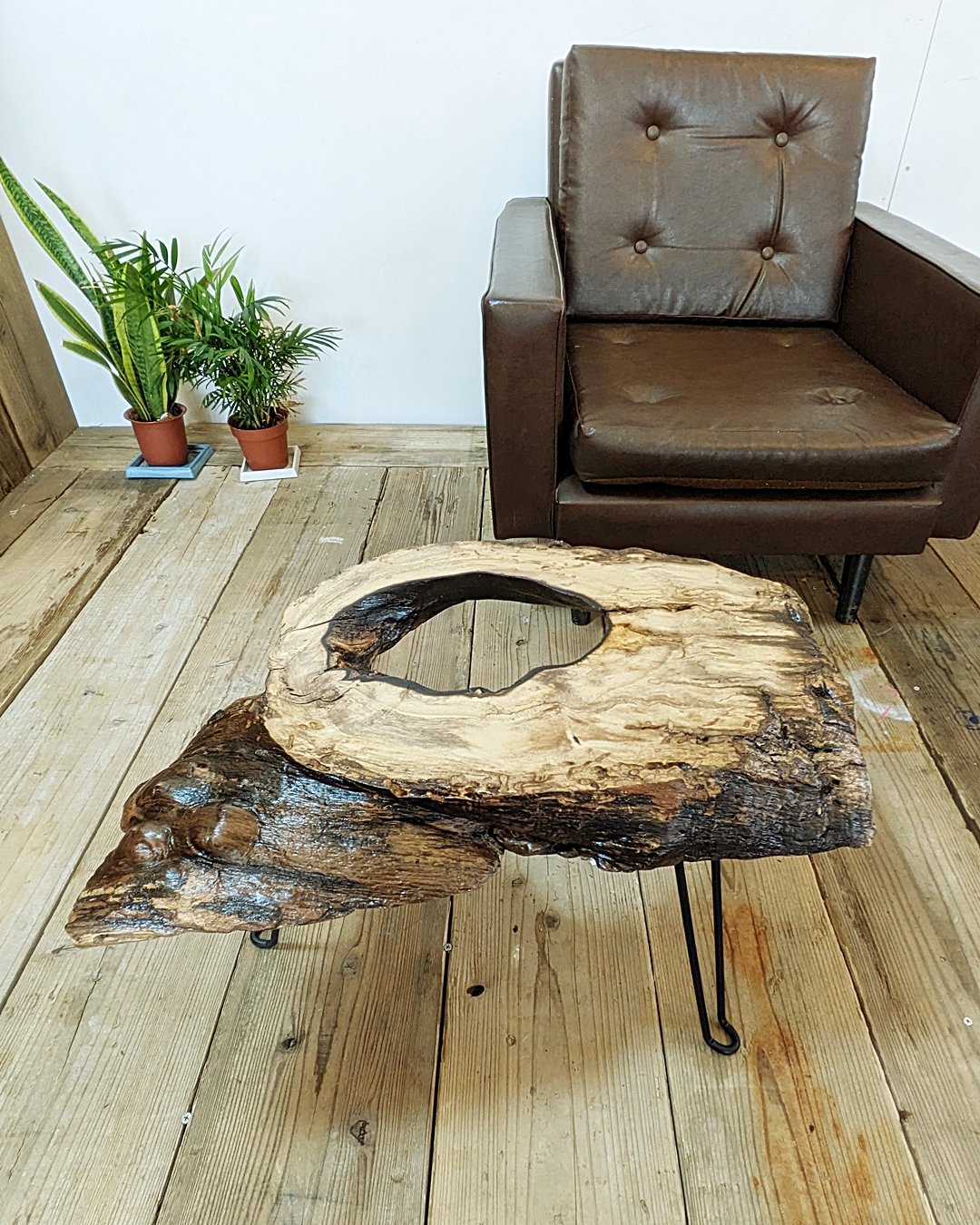 穴あき柿1枚板 Café Table | RoomZ interior