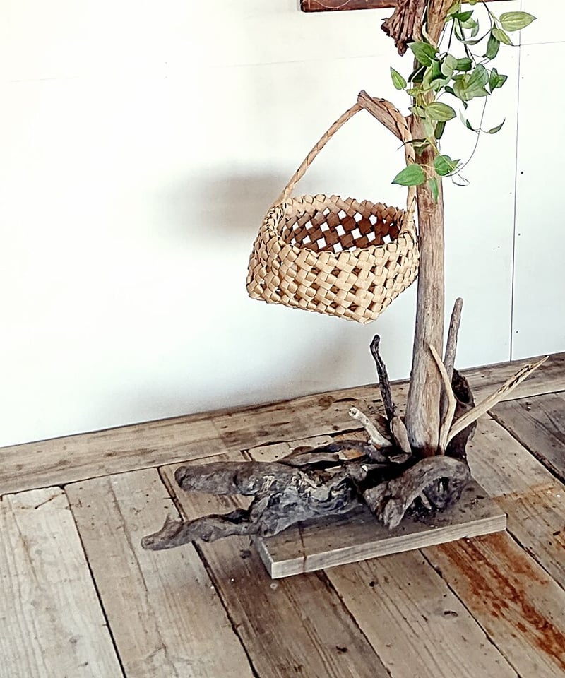 エリア限定配送商品 豪快すぎる！流木のスタンドハンガーラック