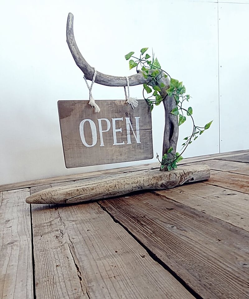 個性的な流木の看板 | RoomZ interior