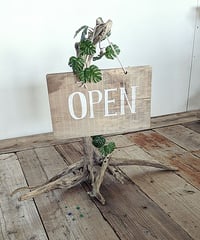 手書きロゴ、サイン無料！自立可能な流木の看板