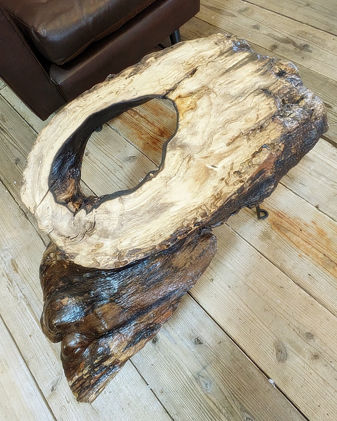 穴あき柿1枚板 Café Table | RoomZ interior