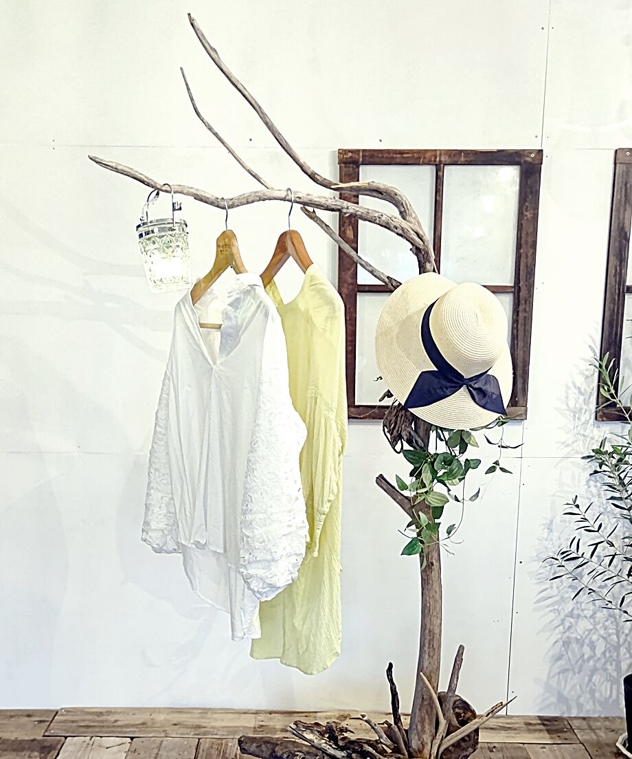 エリア限定配送商品 豪快すぎる！流木のスタンドハンガーラック