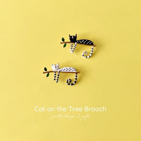 木の上の猫ブローチ