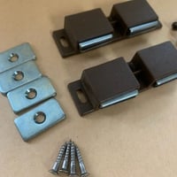 在庫処分【井上金物】両開き用マグネットキャッチ SH-35 茶 受座 ネジ２種付き(丸ネジ　皿ネジ)１個から
