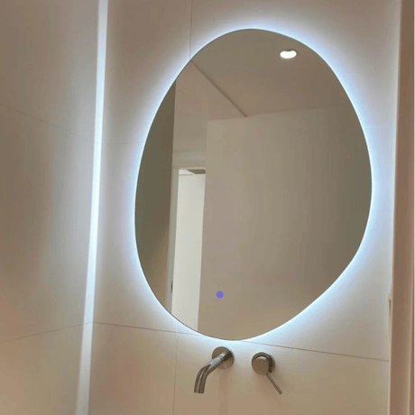 バスルームをおしゃれ空間に　輝くLEDミラー　-C-132