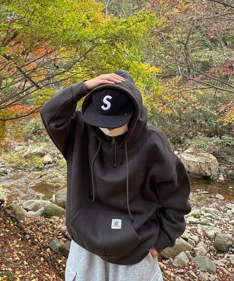 balloon half zip hoodie / Sumi Black