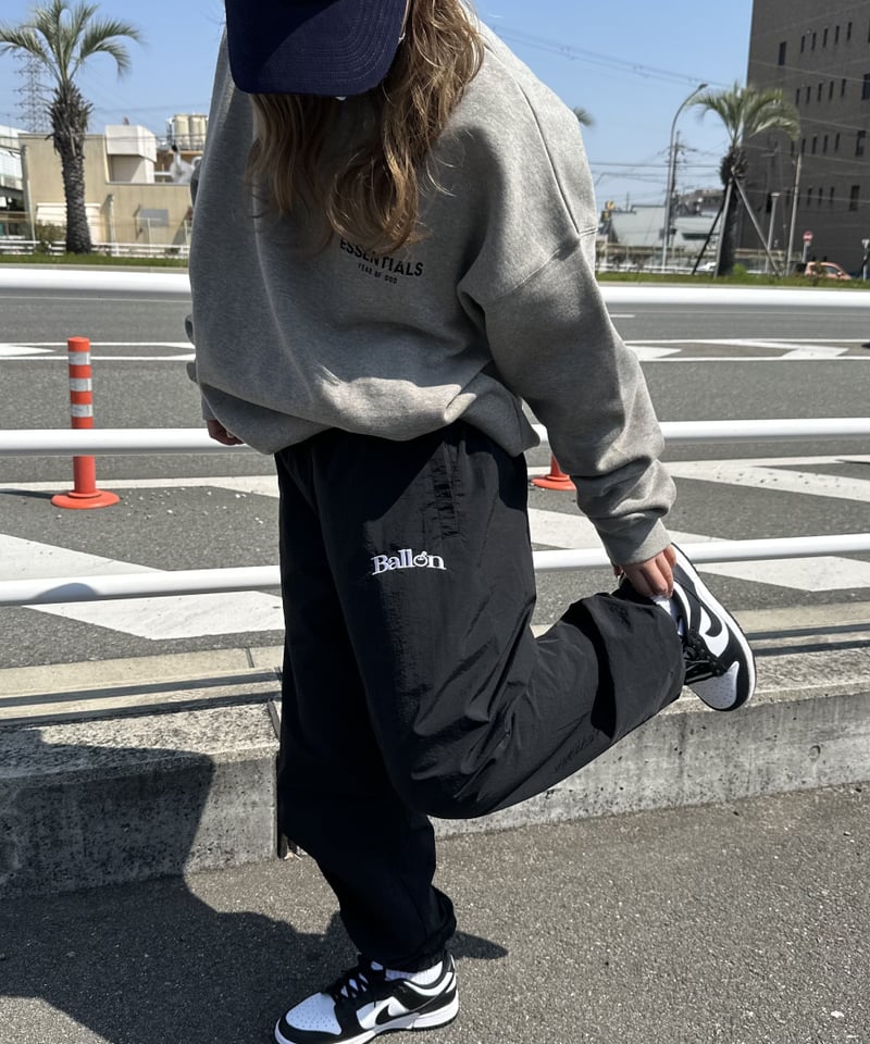 バルマンの濃紺厚めの横に黒い太めのラインが入ったスウェット風オシャレパンツ バルマンの濃紺厚めの横に黒い太めのラインが入ったスウェット風