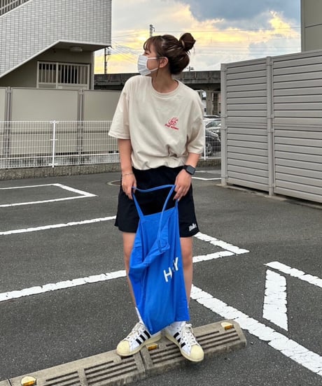 w apple logo tee / beige