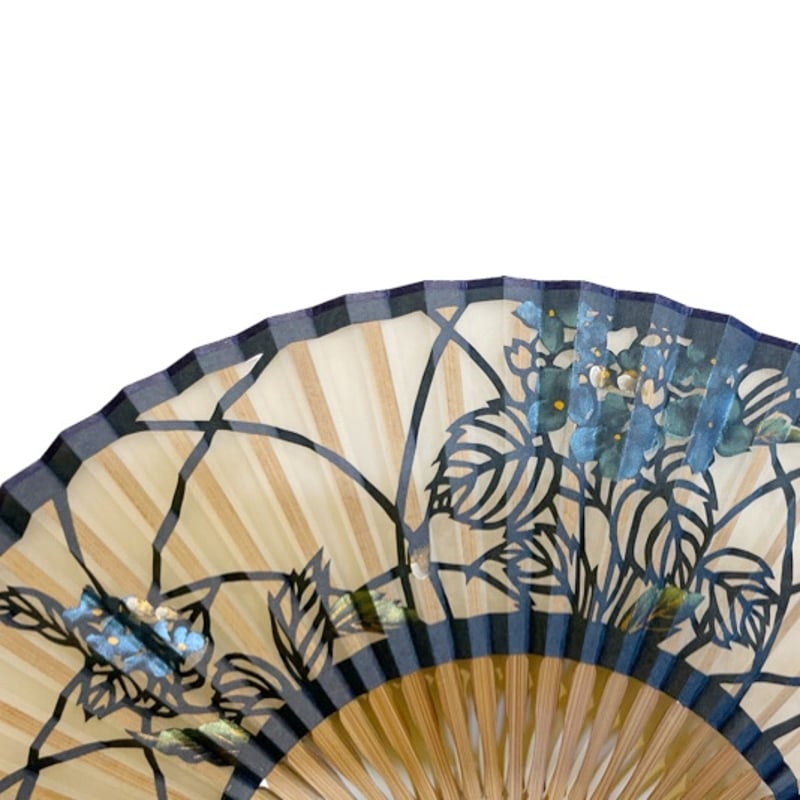 婦人用〉切り絵絹扇子 ガクアジサイ柄 紺色 | 京扇子とくの 公式