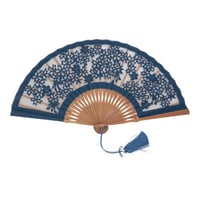 〈婦人用〉切り絵絹扇子　桜柄　紺色
