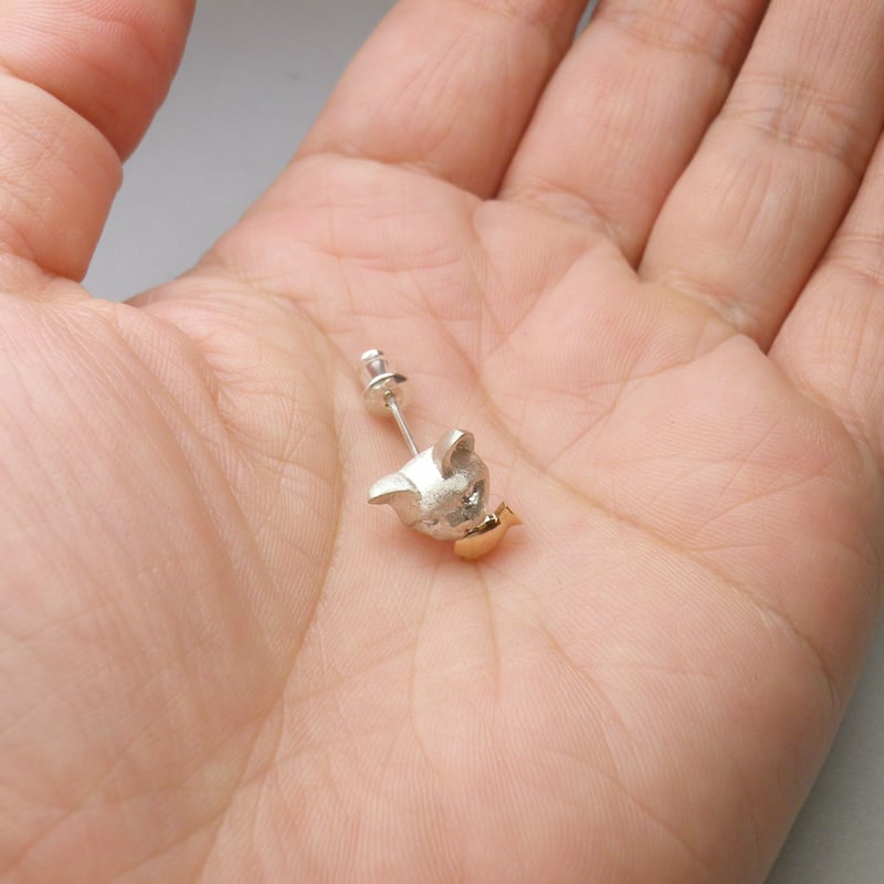 お魚くわえた ねこ ピアス （シルバー・K10ピンクゴールド） ※片耳用