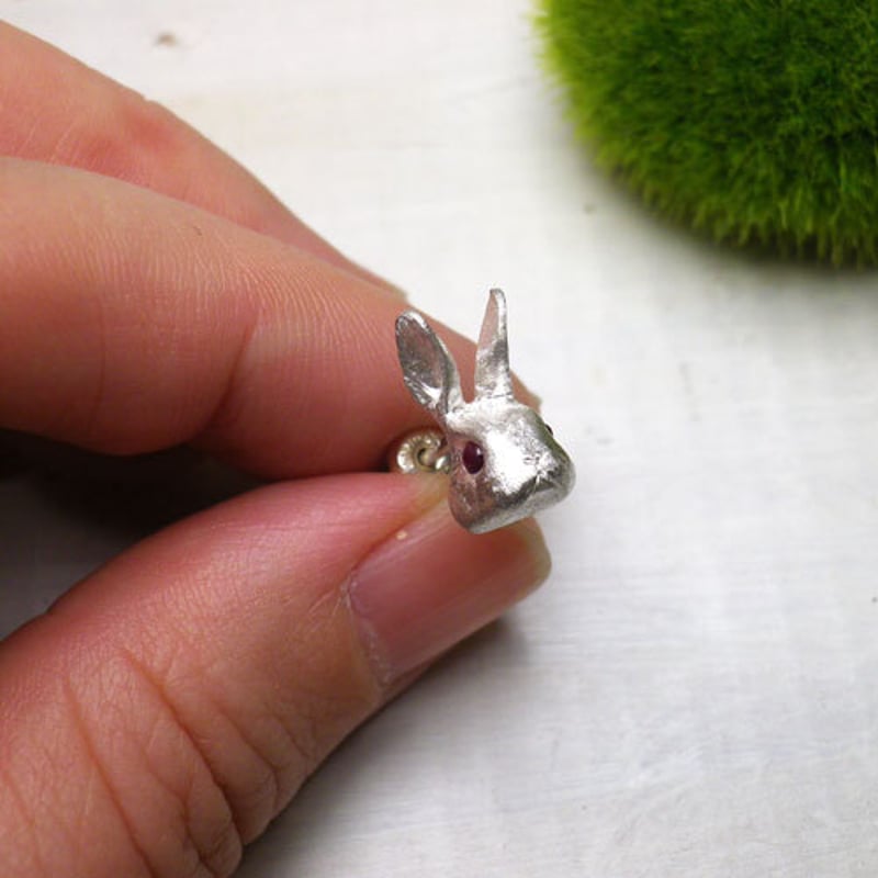 赤いお目目のうさぎ ピアス （シルバー ルビー） ※片耳用です