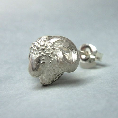 おひつじさま ピアス （シルバー） ※片耳用です | shirokuma-microzoo