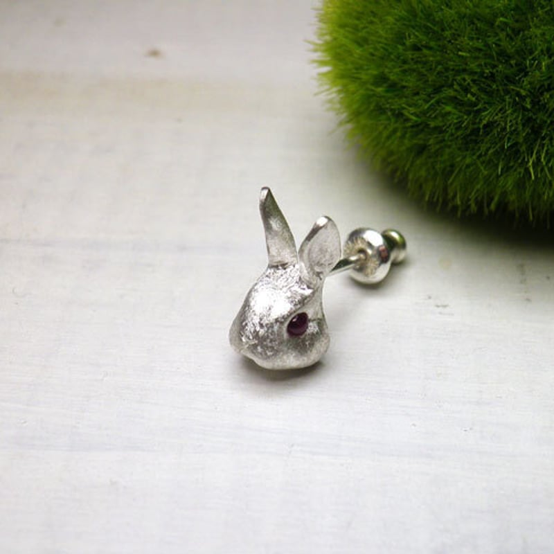 赤いお目目のうさぎ ピアス （シルバー ルビー） ※片耳用です