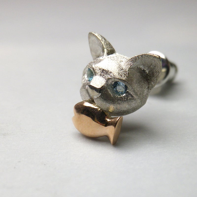 お魚くわえた ねこ ピアス （シルバー・K10ピンクゴールド） ※片耳用