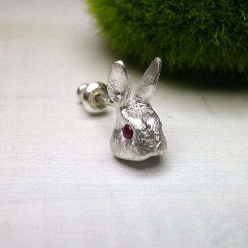 赤いお目目のうさぎ ピアス （シルバー ルビー） ※片耳用です