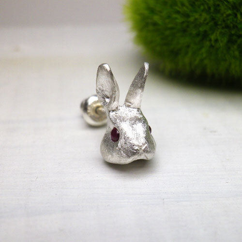赤いお目目のうさぎ ピアス （シルバー ルビー） ※片耳用です
