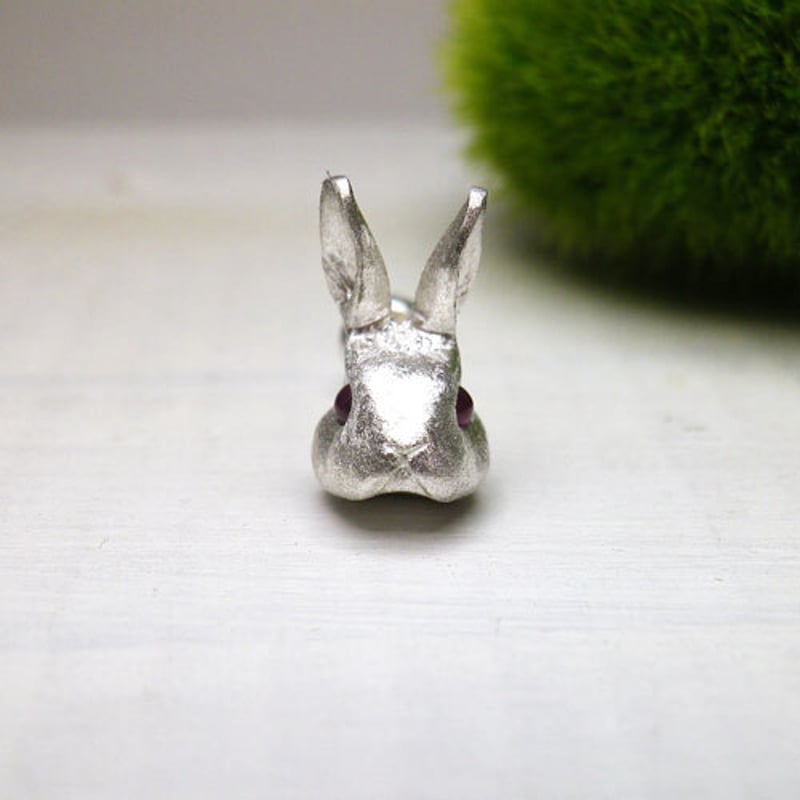 赤いお目目のうさぎ ピアス （シルバー ルビー） ※片耳用です