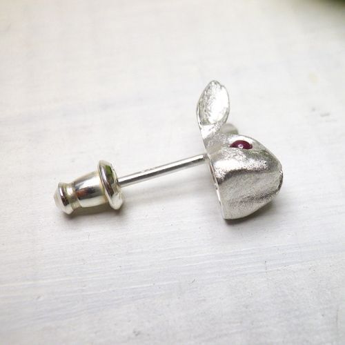 赤いお目目のうさぎ ピアス （シルバー ルビー） ※片耳用です