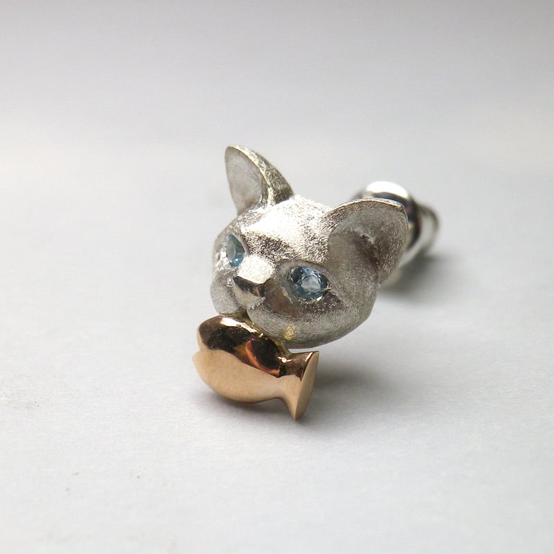 お魚くわえた ねこ ピアス （シルバー・K10ピンクゴールド） ※片耳用