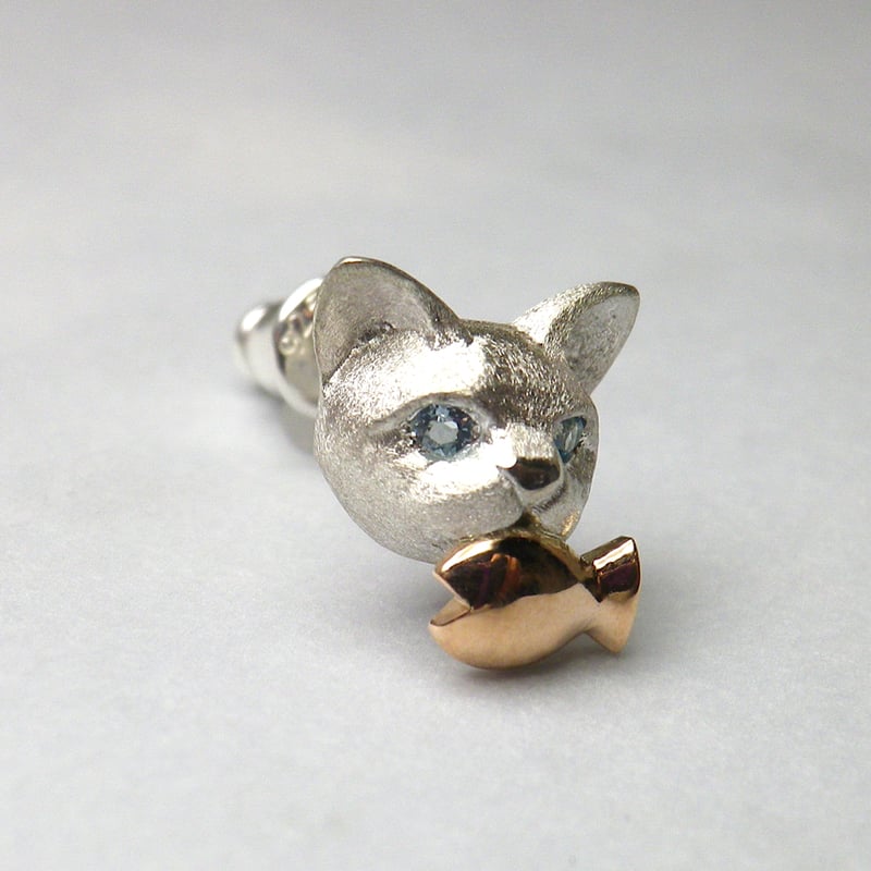 お魚くわえた ねこ ピアス （シルバー・K10ピンクゴールド） ※片耳用