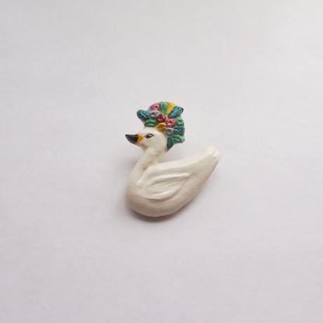花盛られ白鳥〈ブローチ〉