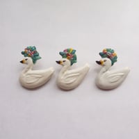 花盛られ白鳥〈ブローチ〉