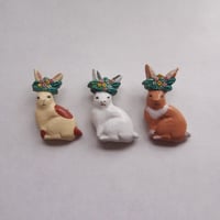 花盛られうさぎ〈ピンブローチ〉