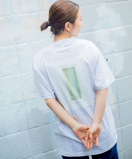 利口 Tシャツ  "Orikosan dog by the window"