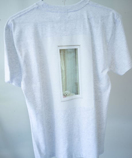 利口 Tシャツ  "Orikosan dog by the window"