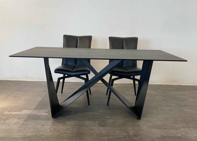 SRT-038〕個性的なスチール脚のデザインが目を引くセラミック