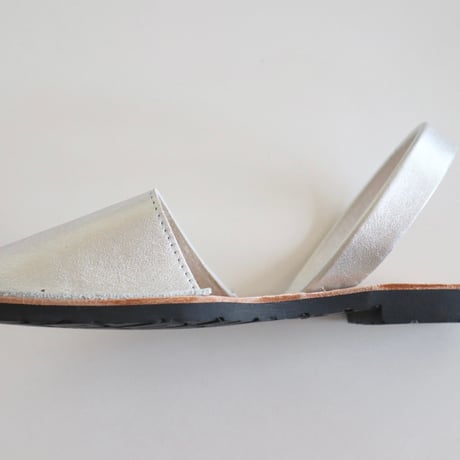 AVARCA PONS レザーストラップサンダル