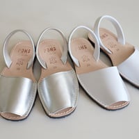 AVARCA PONS レザーストラップサンダル