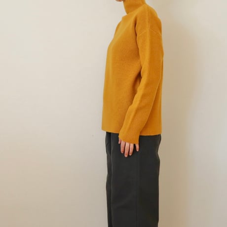 universal tissu ボトルネックプルオーバーニット