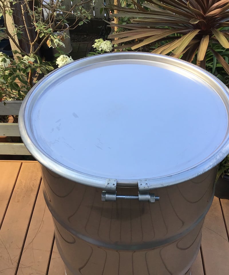 3本脚で自立するオリジナルドラム缶風呂 | 横浜のドラム缶風呂屋さん
