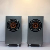 ８ｃｍスピーカーの傑作。ウッドコーンSPにオールステンレスでダブルバスレフによる低域再生バツグン。（受注生産、やや納期がかかります）ユーチューブサンプル動画あります