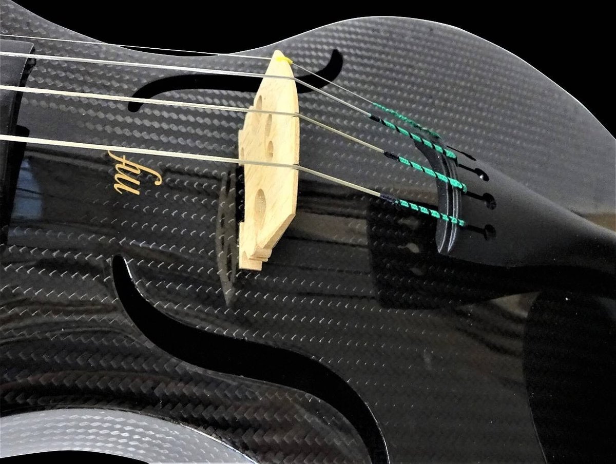 珍しい 、美しいデザインの 手作り バイオリン　カーボンファイバーケース＆弓付き バイオリン【デザインハイブリッド】mezzo-forte カーボンファイバー製