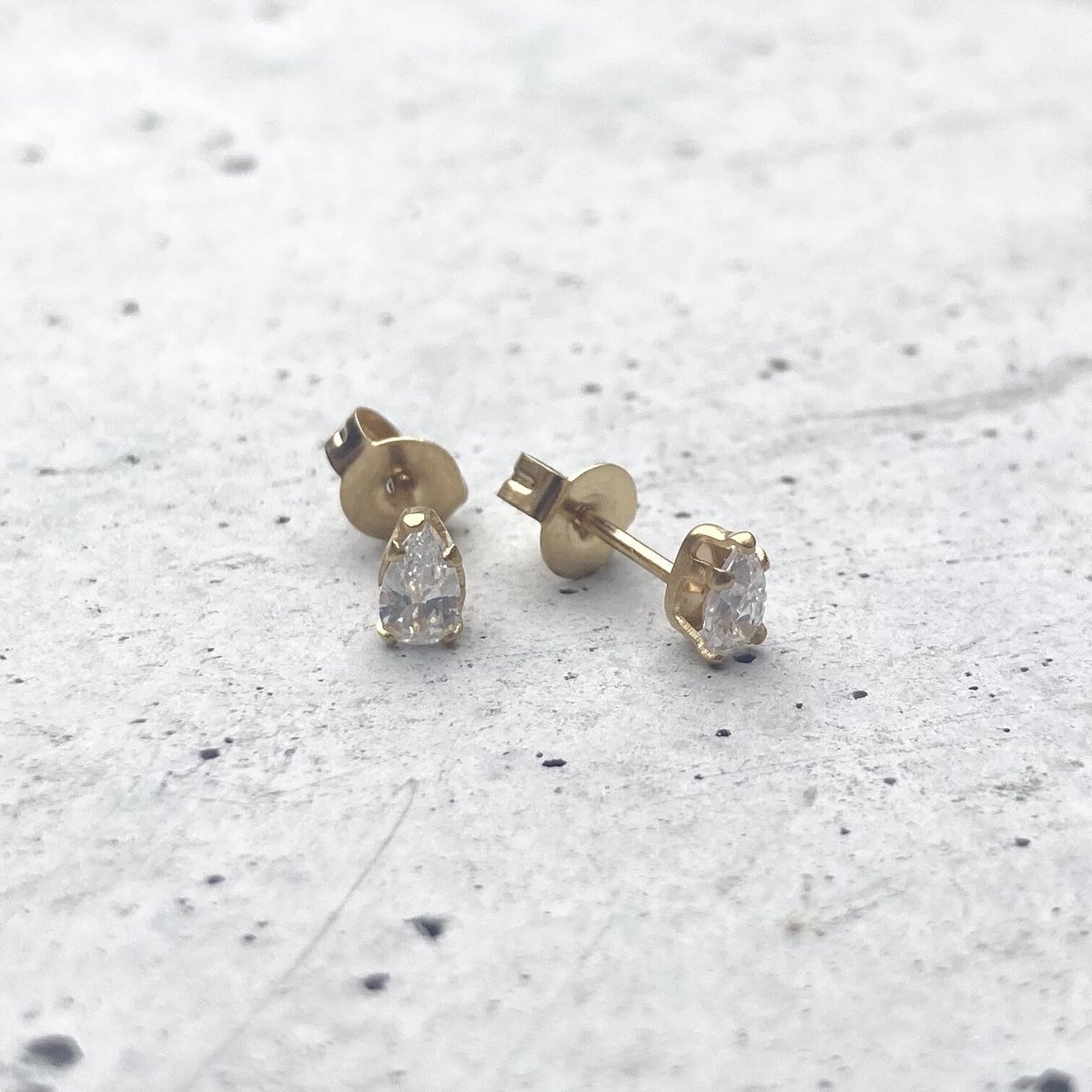 ゴールド ドロップ型 ジルコニア ピアス (3mm) | 7 rings