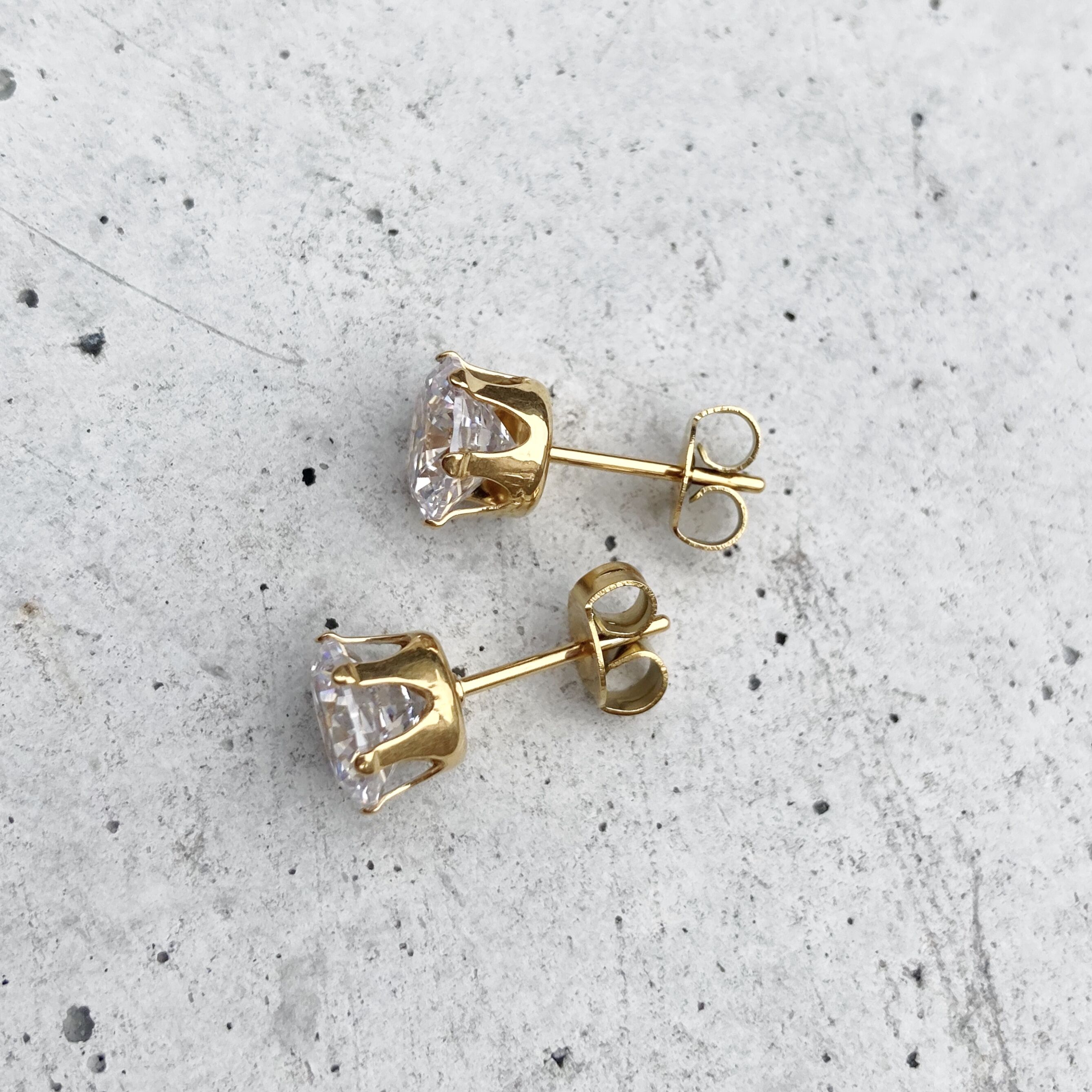 ゴールド ラウンド型 ジルコニア ピアス (7mm) | 7 rings