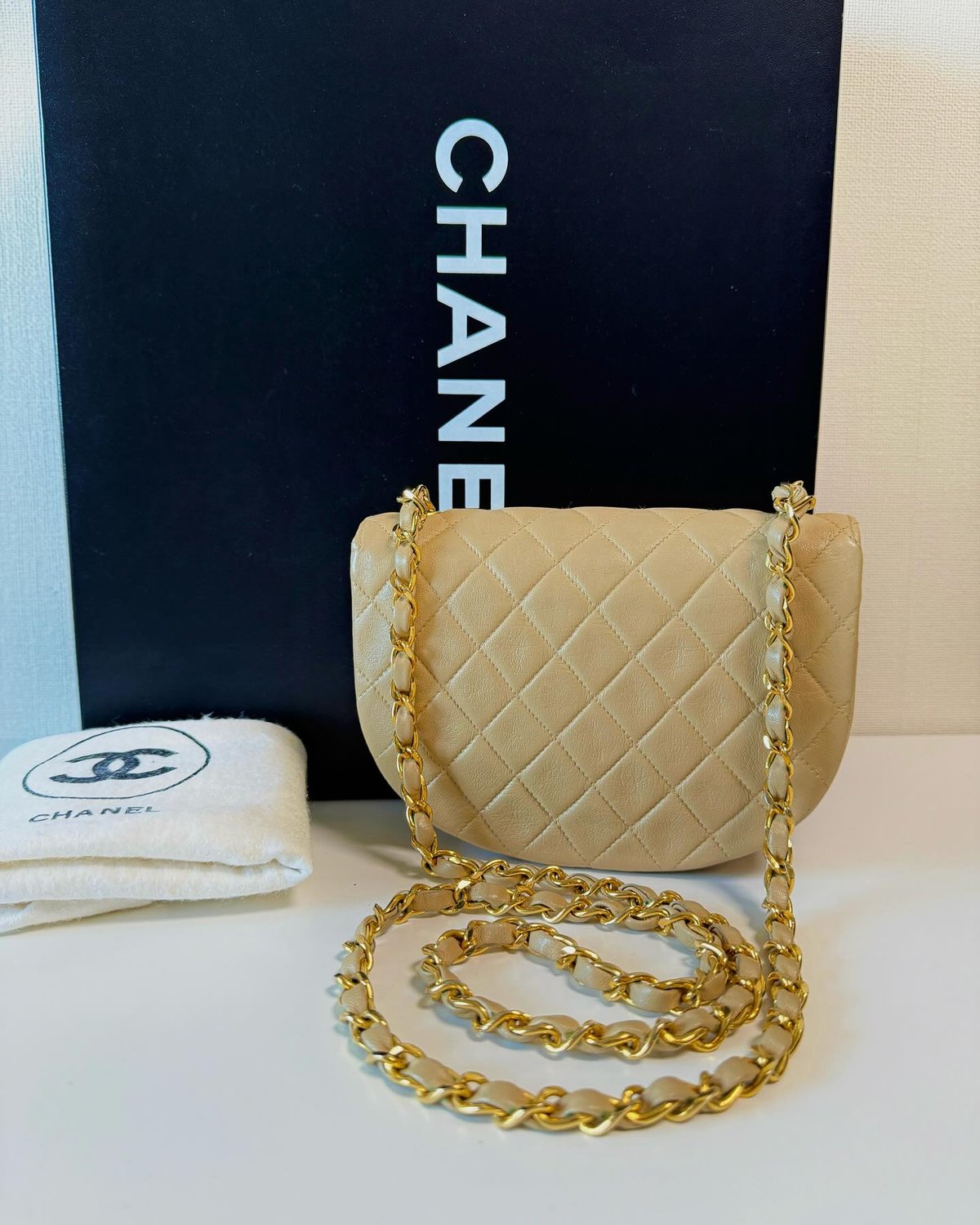 シャネル キャビアスキン ショルダーバッグ ベージュ ターンロック CHANEL シャネル 半月型 マトラッセ ターンロック チェーン ショルダー