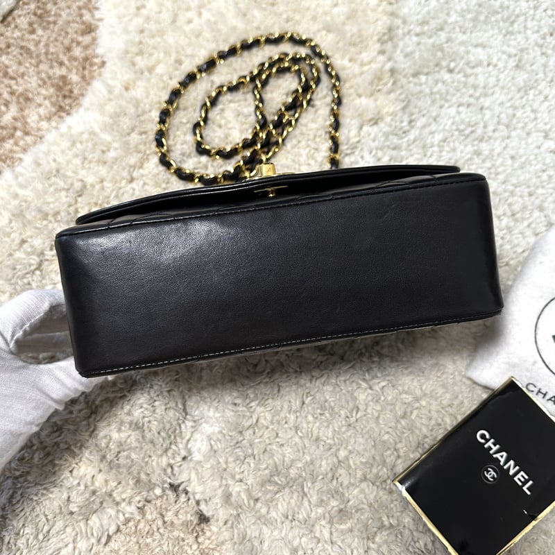 シャネル ダイアナ マトラッセフラップチェーンショルダーバッグ 22 美品❣️黒 シャネル ダイアナ マトラッセフラップチェーンショルダーバッグ 22 美