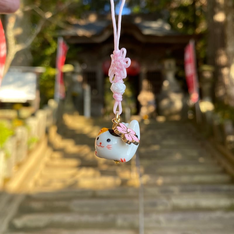 開運招福 『跳ね上がり猫の御守』 | 彦嶽宮オンライン授与所