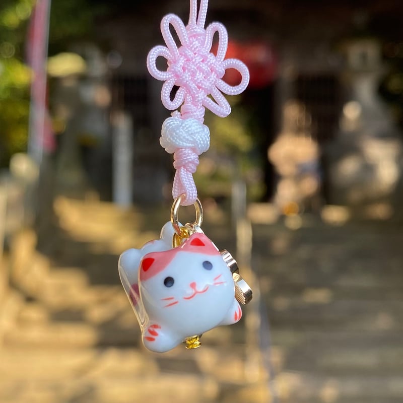 開運招福 『跳ね上がり猫の御守』 | 彦嶽宮オンライン授与所