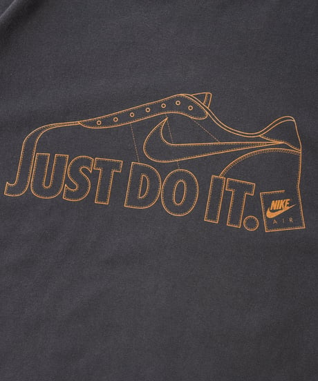 "NIKE" sneakers print t-shirt
