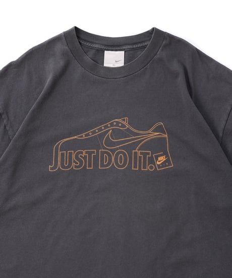 "NIKE" sneakers print t-shirt