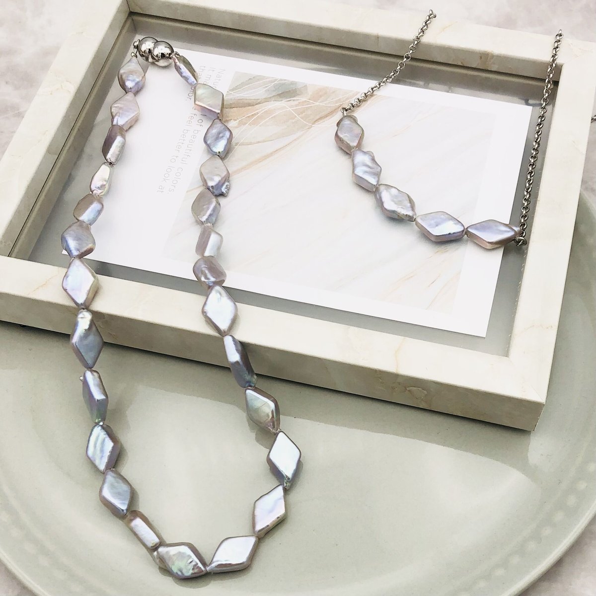 ザンビア産スクエアエメラルドと、高品質淡水パールのめがね留めネックレス14kgf ザンビア産スクエアエメラルドと、高品質淡水パールのめがね留め