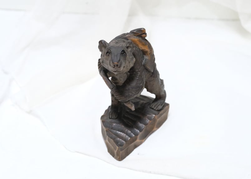 木彫り熊 鮭背負い | 古日