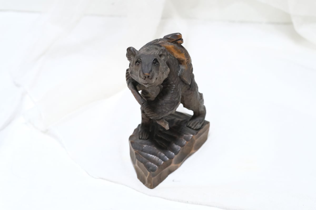 木彫り熊 鮭背負い | 古日